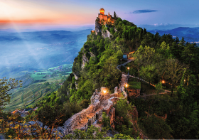 Puzzle Premium Plus - Photo Odyssey: Cesta Tower,San Marino 1000 dílků 68,3x48cm v krabici 40x27x6cm