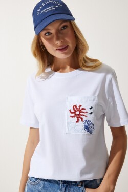 Bílé pletené tričko s výšivkou a kulatým výstřihem pro ženy od Happiness İstanbul