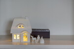 Räder Porcelánový svícen domeček Thatch Large, bílá barva, porcelán