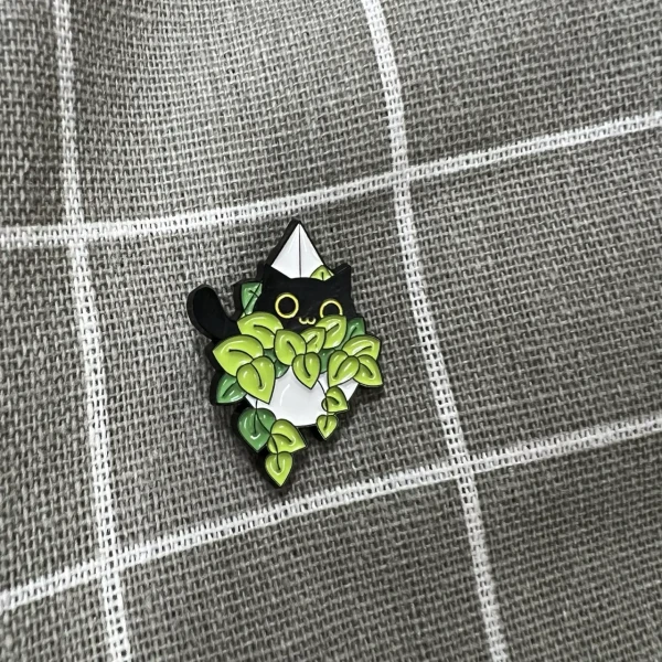 Pinarna.cz Černá kočička schovaná v zelených kytičkách