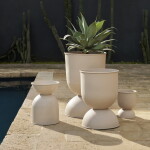 Ferm Living Kovový květináč Hourglass Cashmere Small, béžová barva, kov