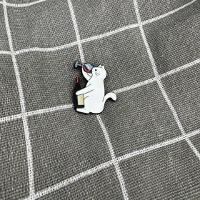 Pinarna.cz Kočička s flaškou a skleničkou vína