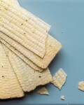 Nicolas Vahé Křupavá svačinka z brambor s příchutí lanýžů 75 g, stříbrná barva, plast